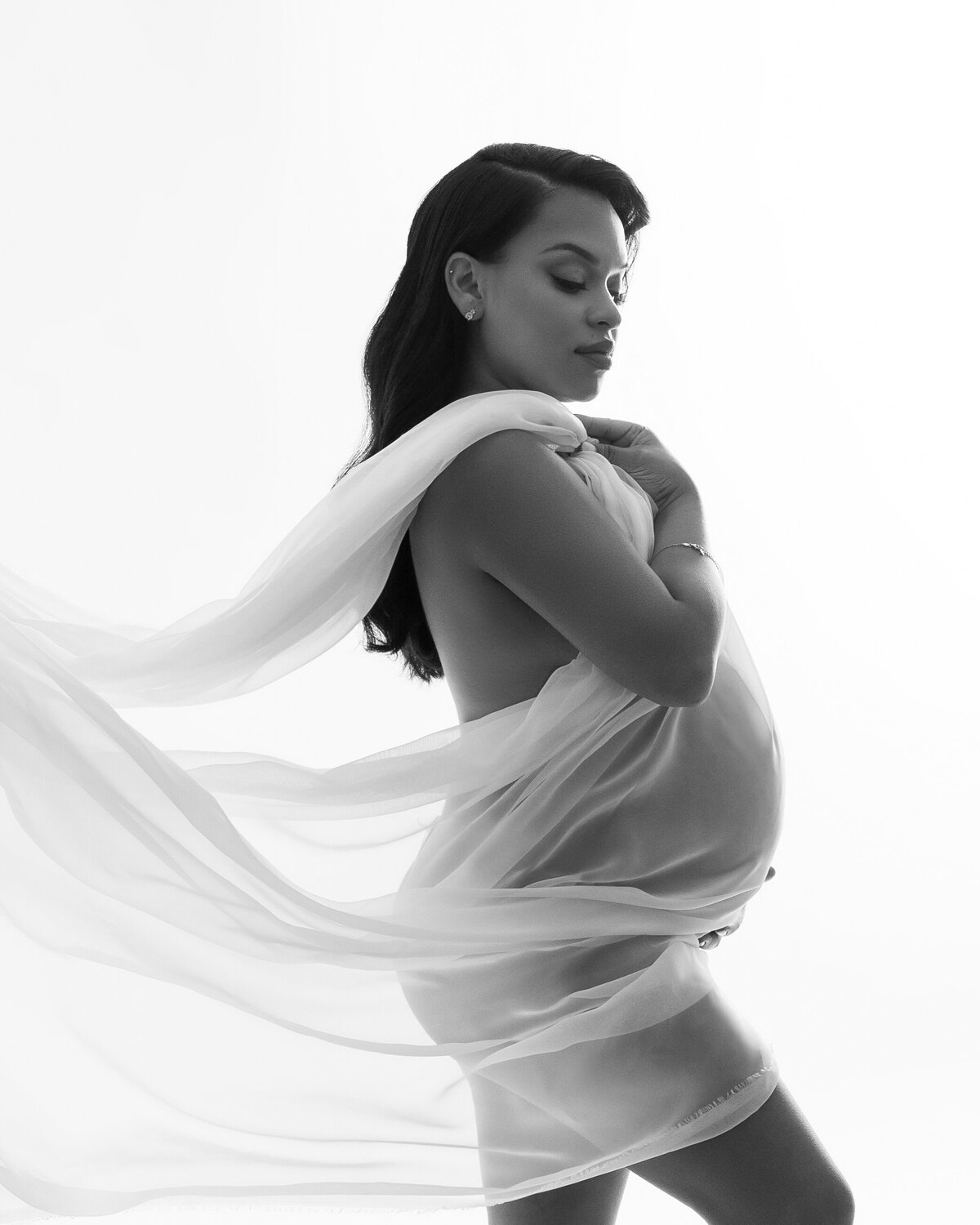 Timeless and elegant maternity session by Daisy Rey
