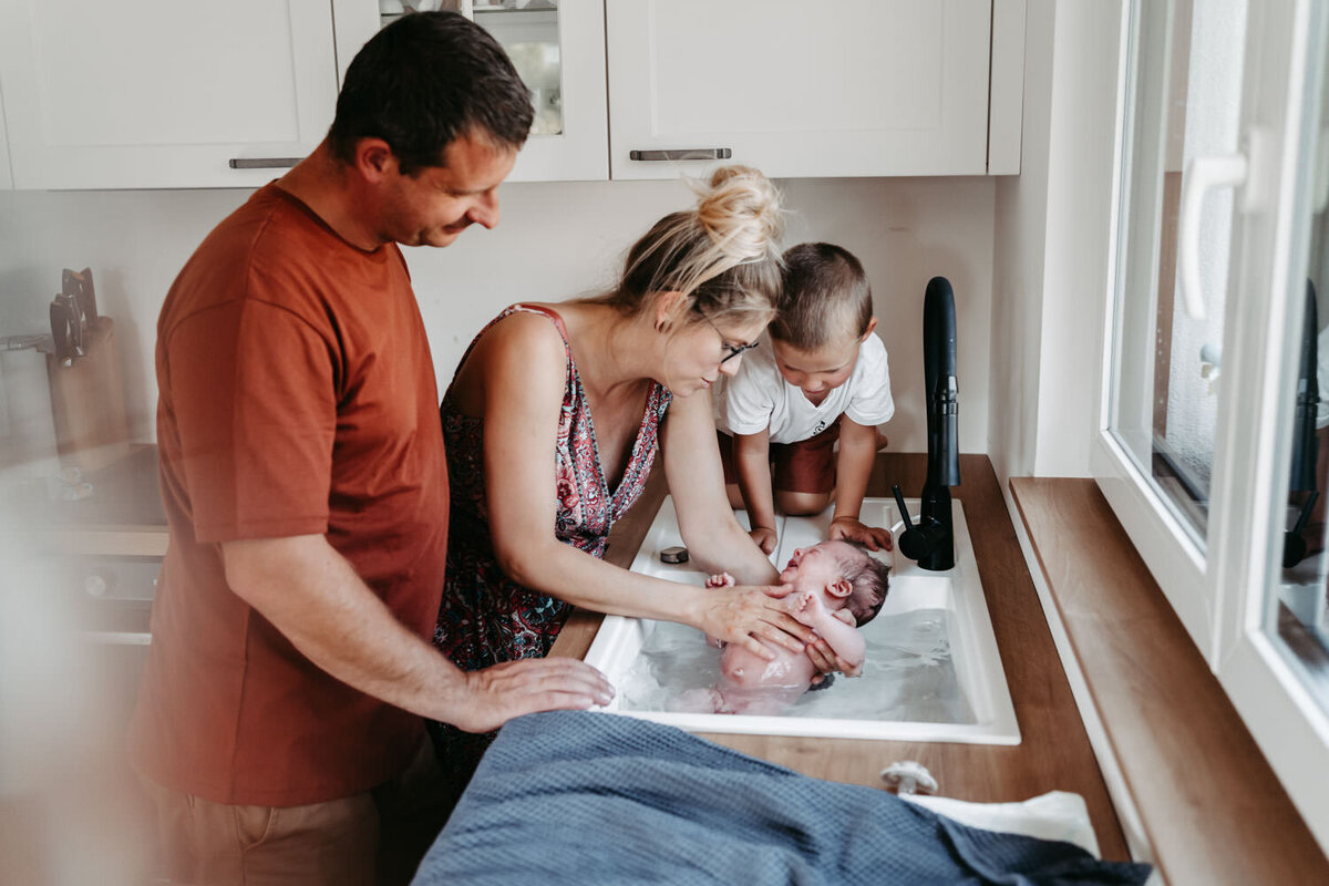 Lifestyle-newborn-foceni-doma_rodinna-fotografka-Praha-vychod_Karolina-Ticha-35