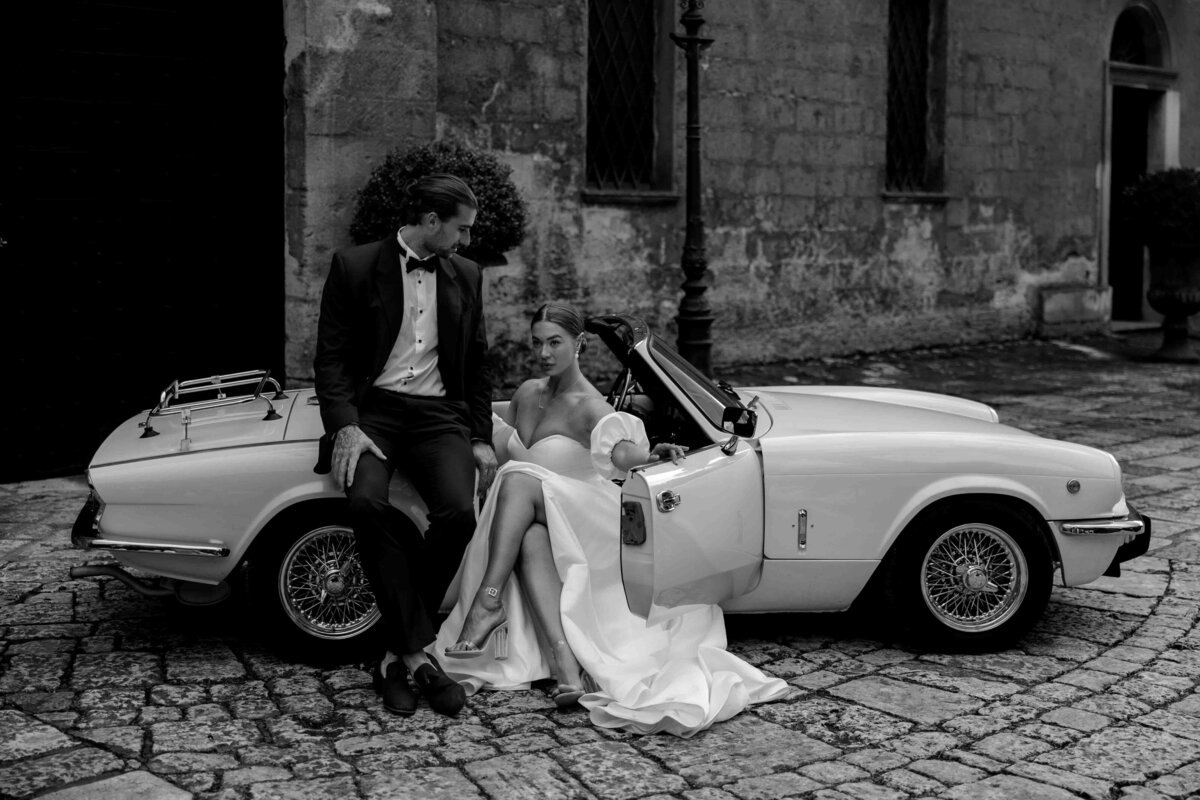 Tijdloze en elegante bruidsfotografie, perfect voor koppels die op zoek zijn naar een professionele trouwfotograaf. Dit bruidspaar straalt tijdens hun trouwshoot in Italië.