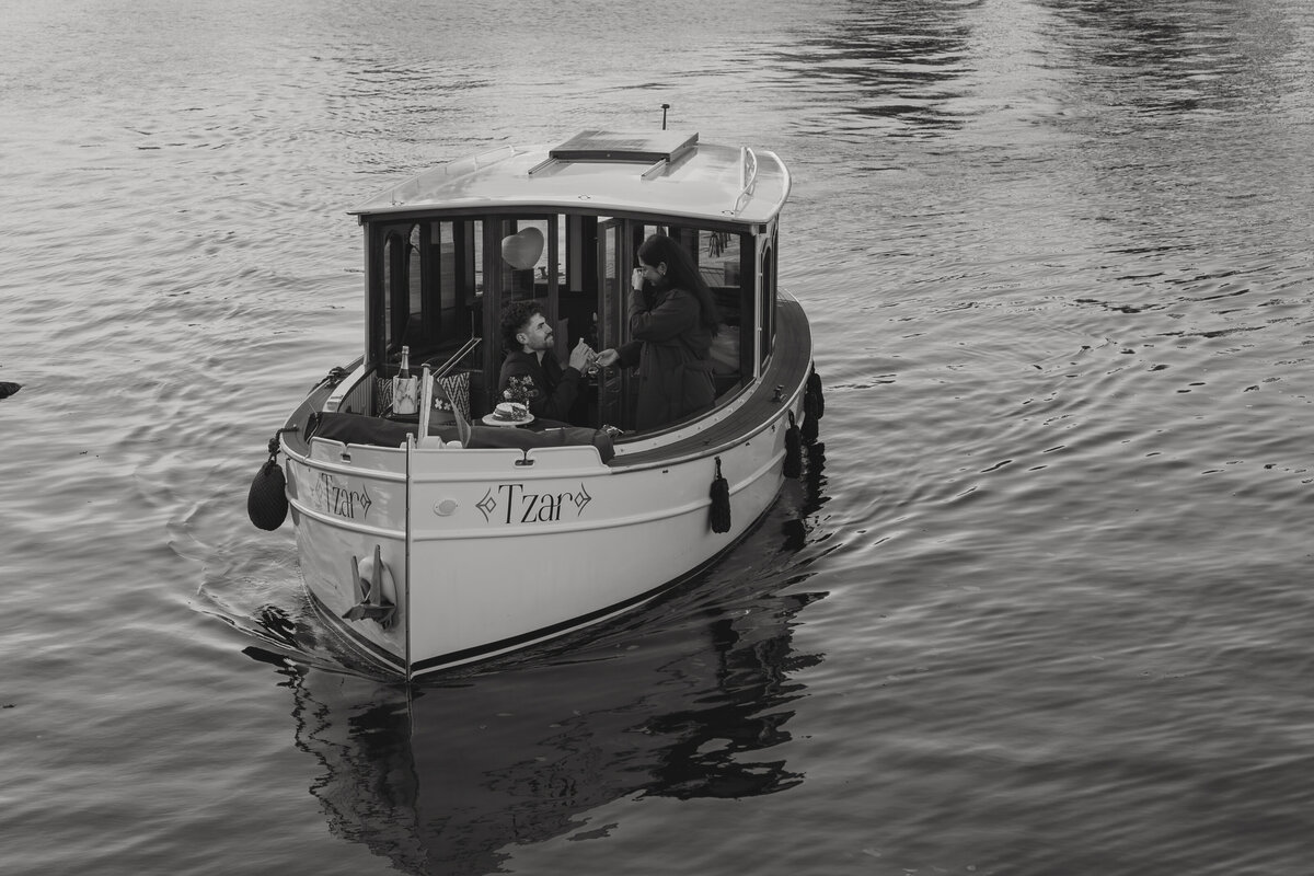 boat-proposal-photoshoot-amsterdam-couple-photographer-inhousecapture-1-2