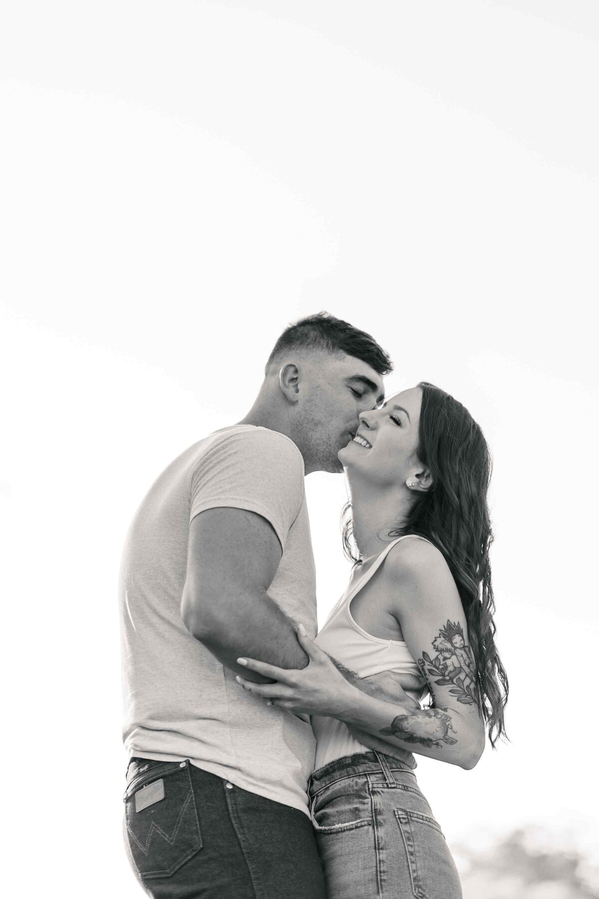 10-monotone-couple-empty-sky