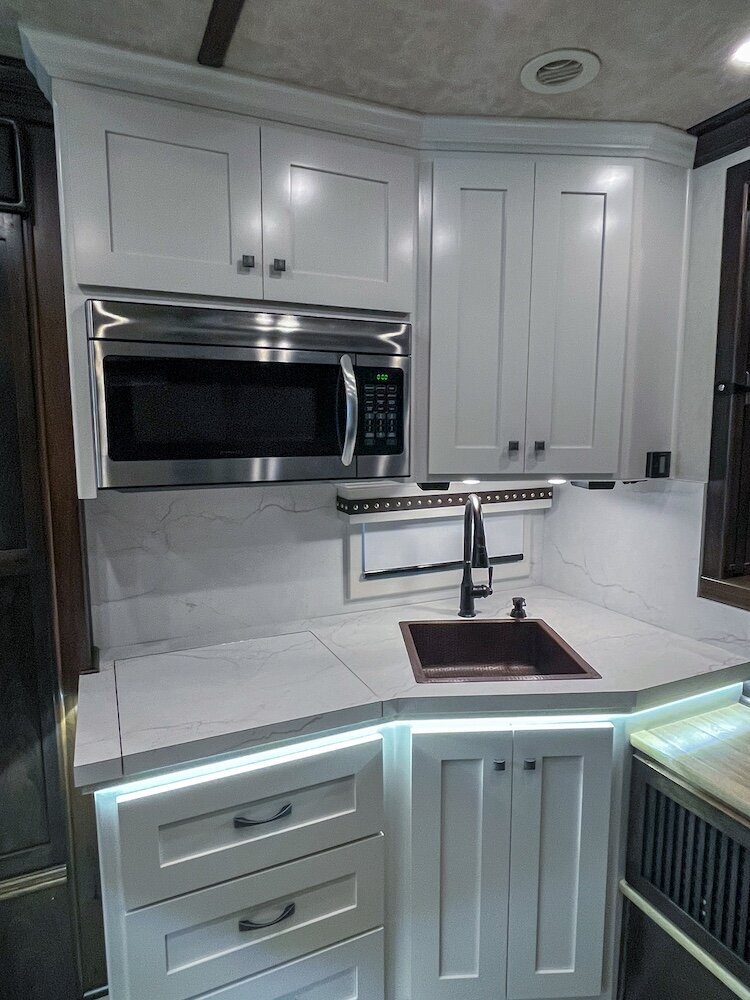 luxury-living-quarter-horse-trailers-trail-boss-conversions-kitchens-20