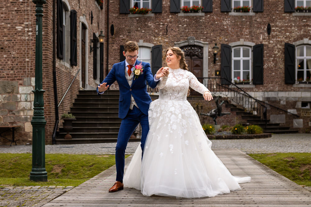 trouwfoto dansend bruidspaar bij kasteel erenstein
