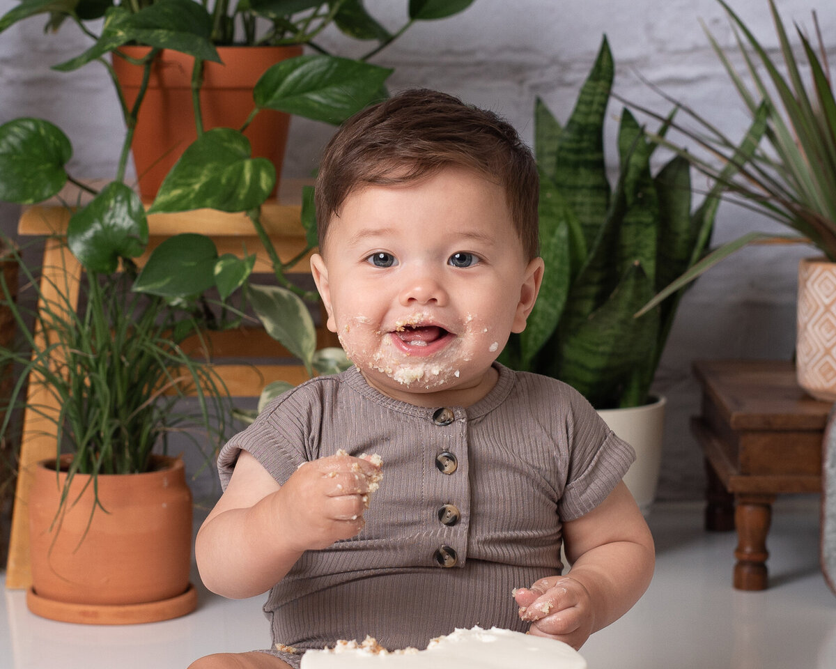 adorable baby cake smash session in Houston