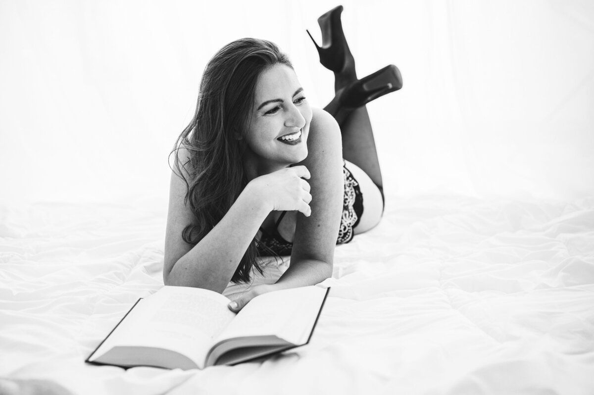 Leslie Q Photography specializes in high-quality, retouched boudoir photography. Enjoy an empowering session with professional makeup, sensual posing, and artistic silhouette shots, designed to make you feel confident and celebrated. Serving Michiana, South Bend, and surrounding areas.