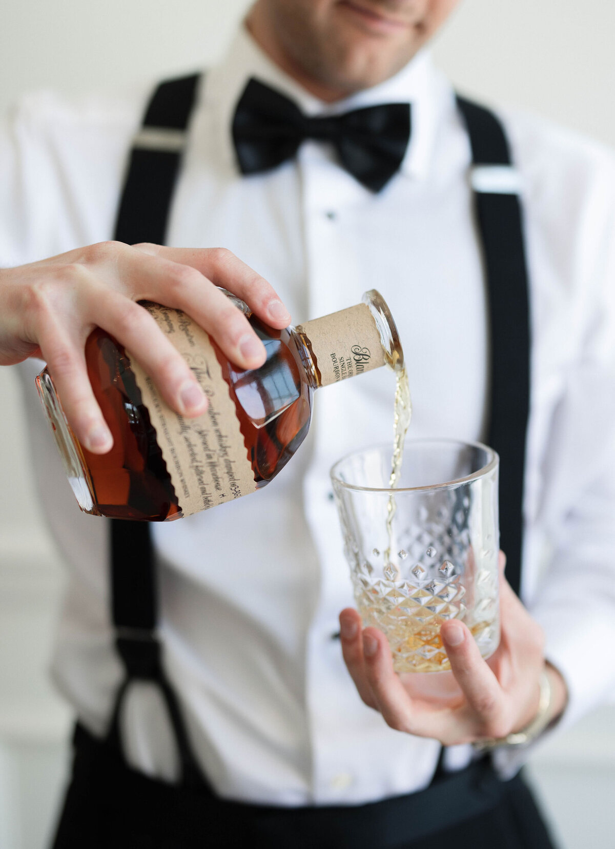 35_groom-pouring-whiskey