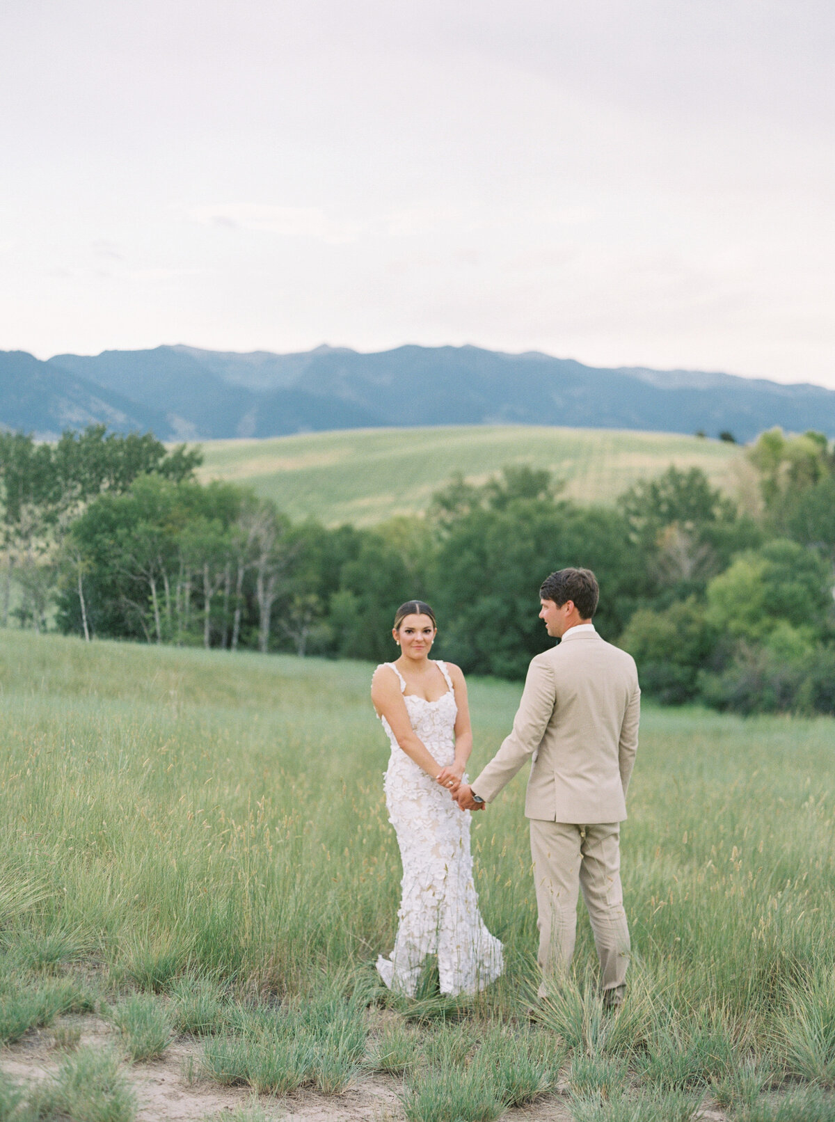 Courtney Linden Dueppengiesser Photography Fine Art Wedding and Portrait Photographer East Coast Worldwide Luxury Light Airy CourtneyDueppengiesser_FosterCreekWedding_159