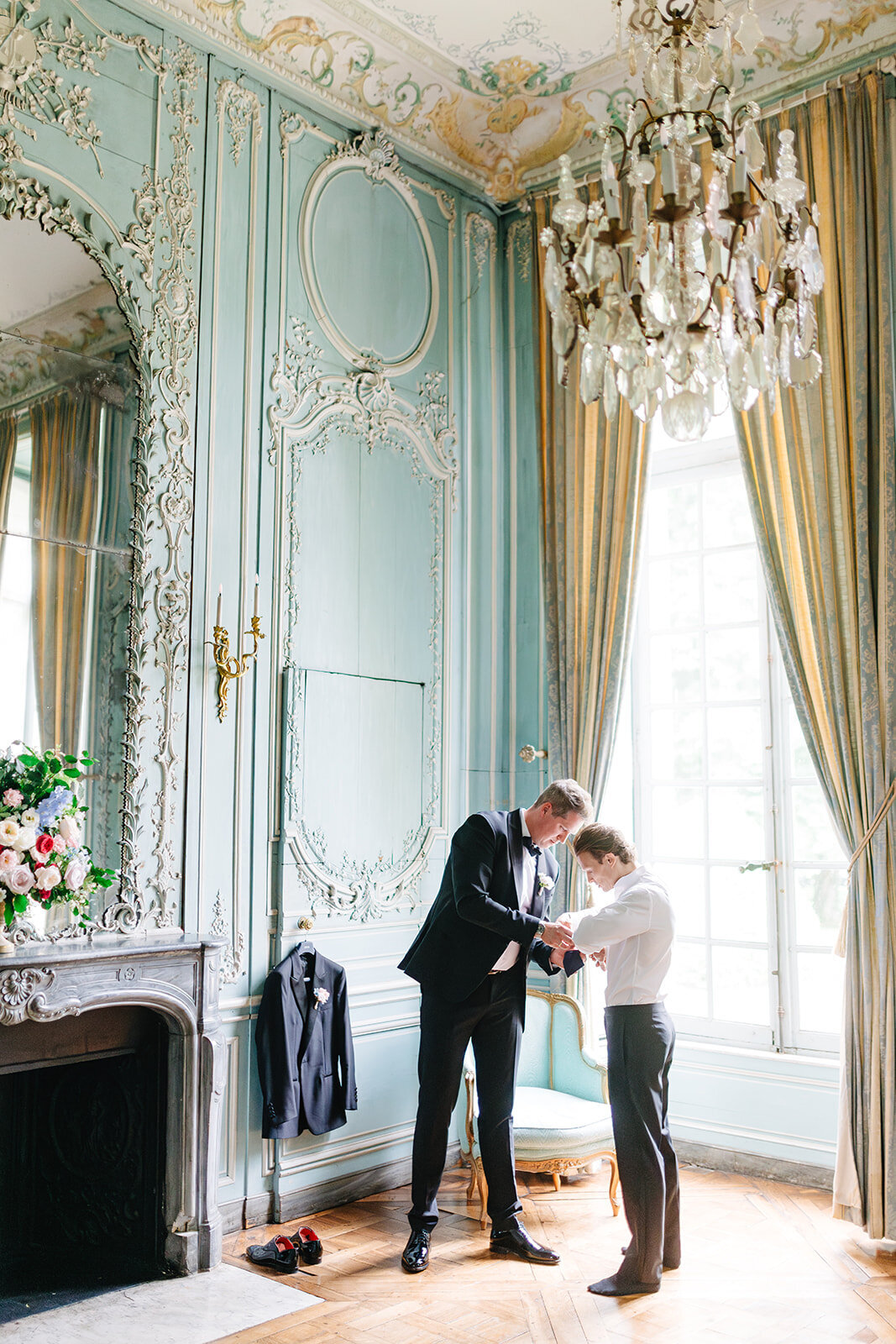 MorganeBallPhotography-Wedding-ChateauChamplatreux-SandyDavid-03-Gettingreadygroom-25-_websize