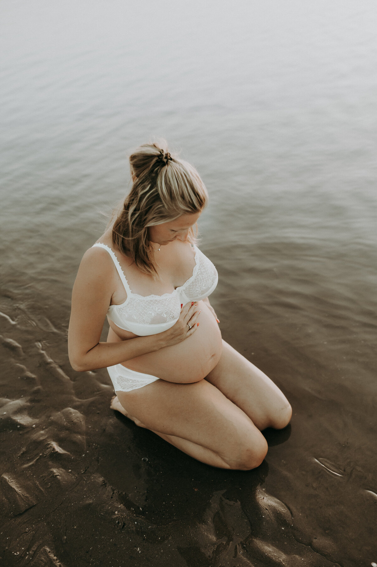 Zwangere vrouw zit in het water