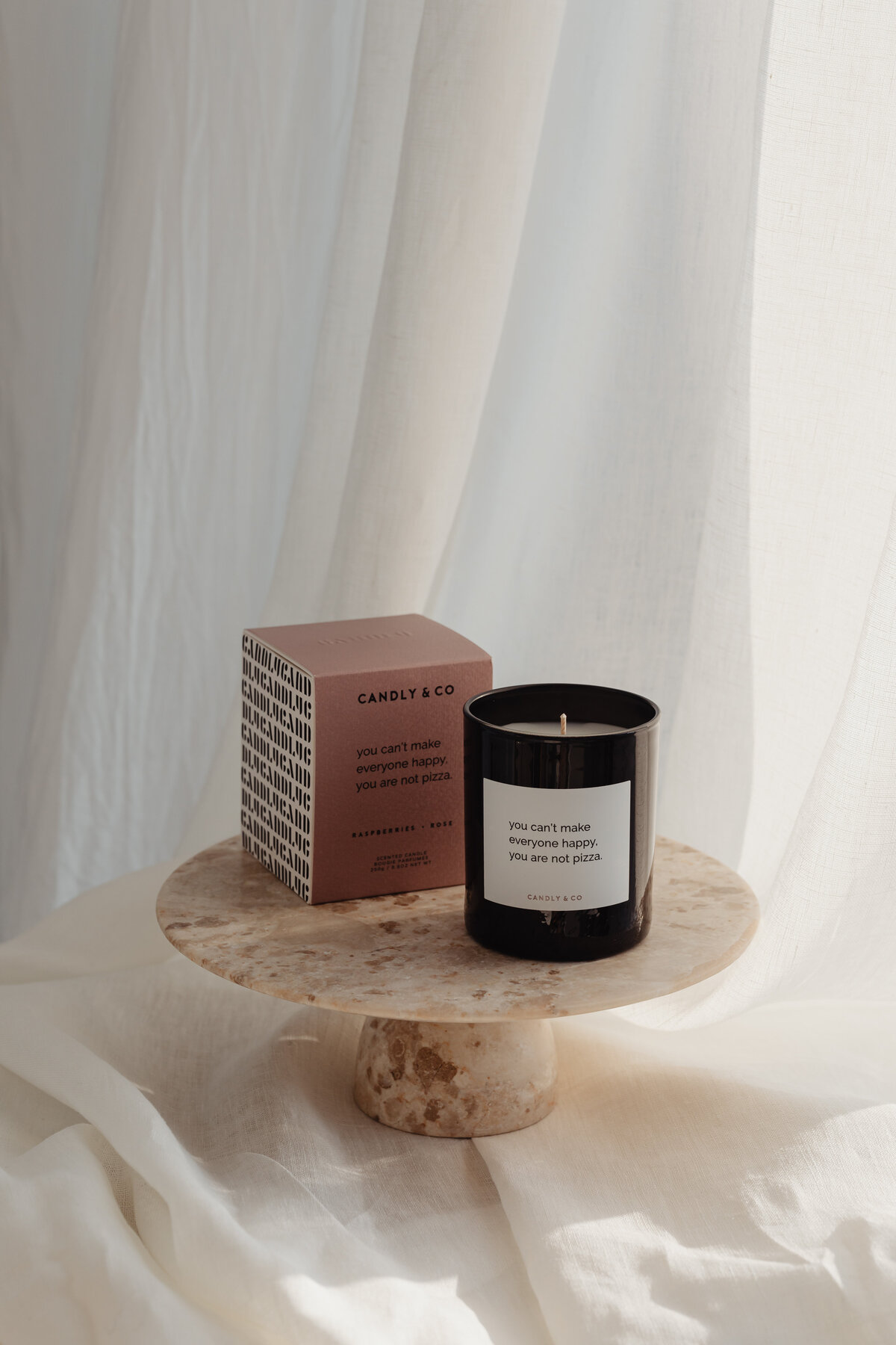 kaboompics_product-photography-candles-and-diffuser-fragrances-branding-packaging-29053
