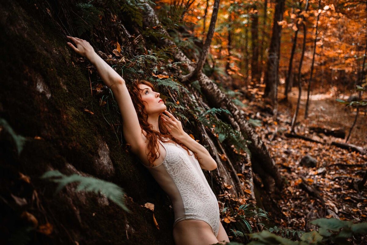woman posing against the rocks for outdoor boudoir photoshoot in Ottawa