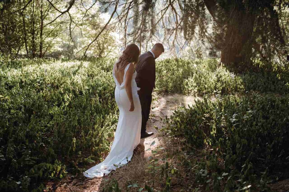 couple_holding_hands