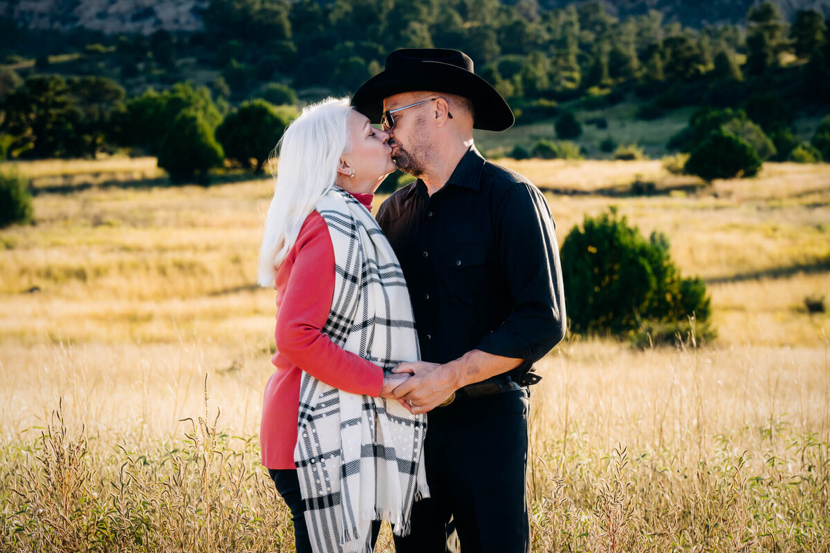 Couple kisses in field for Prescott family photos with Melissa Byrne