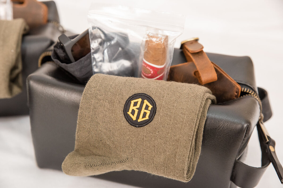A towel with the letters bb on it