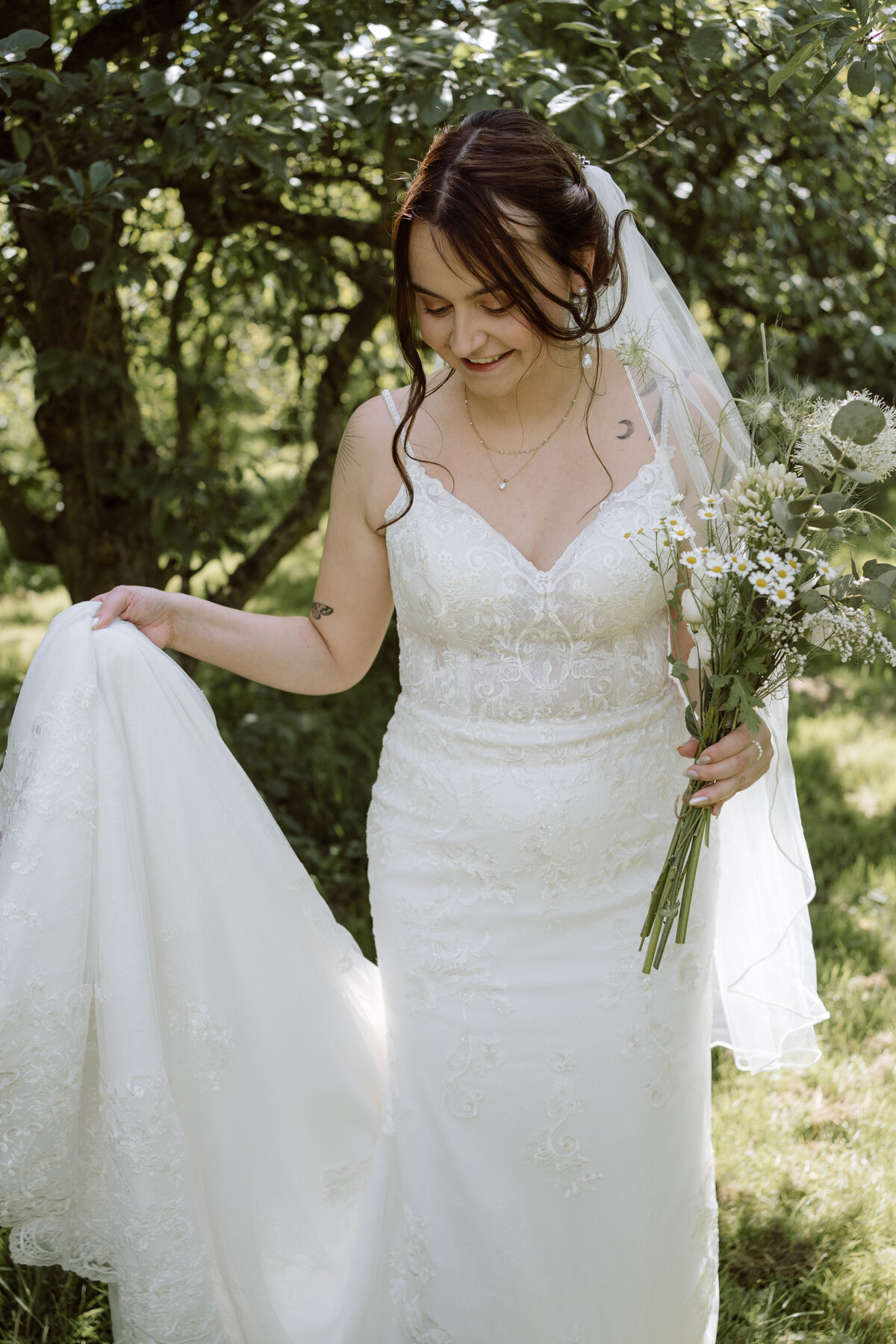 rouwfotograaf legt intieme bruiloft vast bij In de Kas bij Winnsen – bruid en haar boeket. 