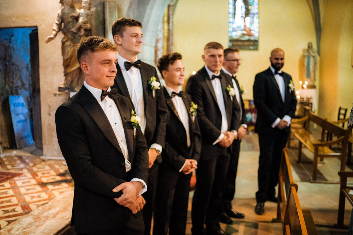 religious-wedding-ceremony-white-floral-decor-france5