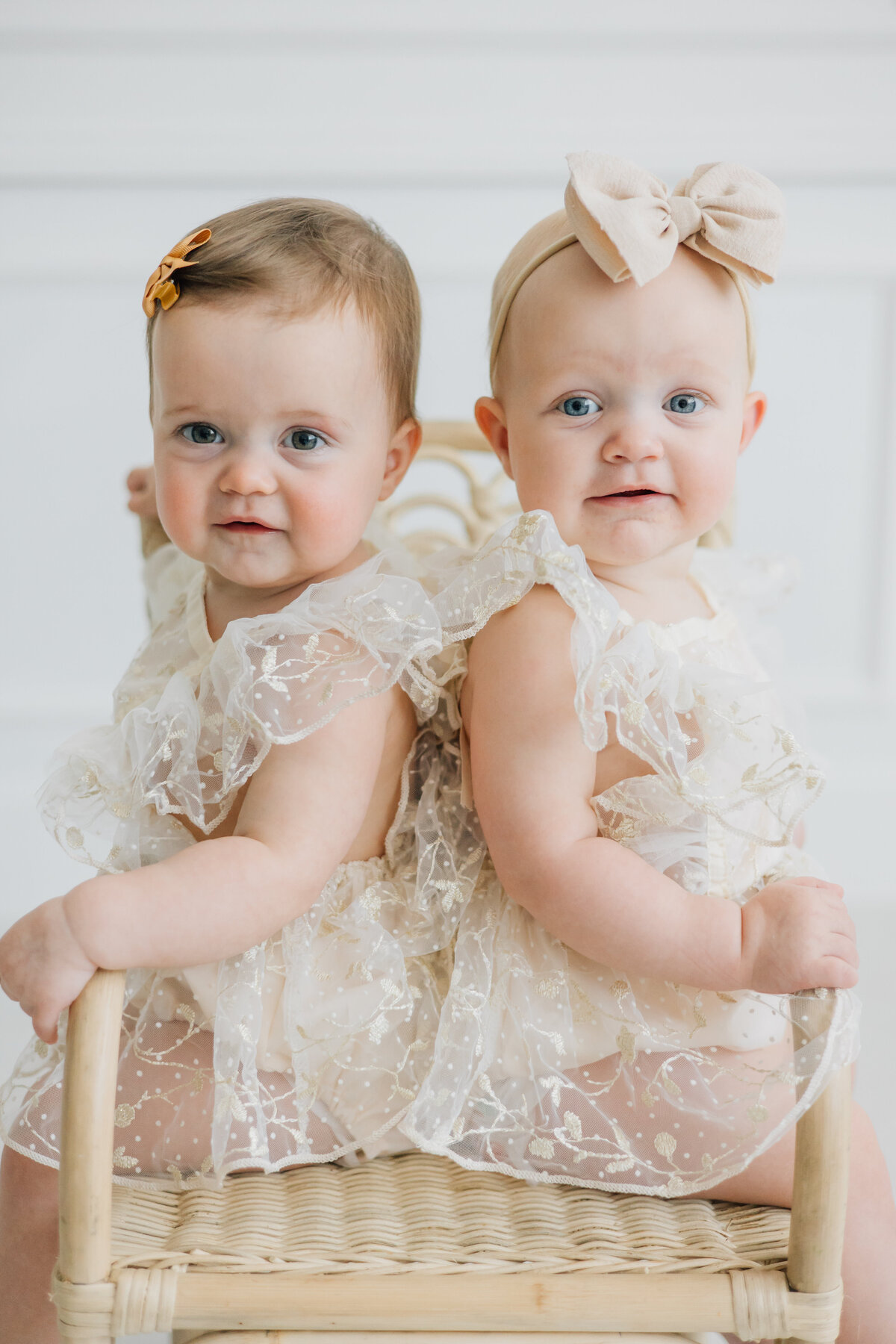 Twin studio photoshoot to celebrate the girls turning one! Session took place in a North Dallas Studio located in Lewisville, TX.