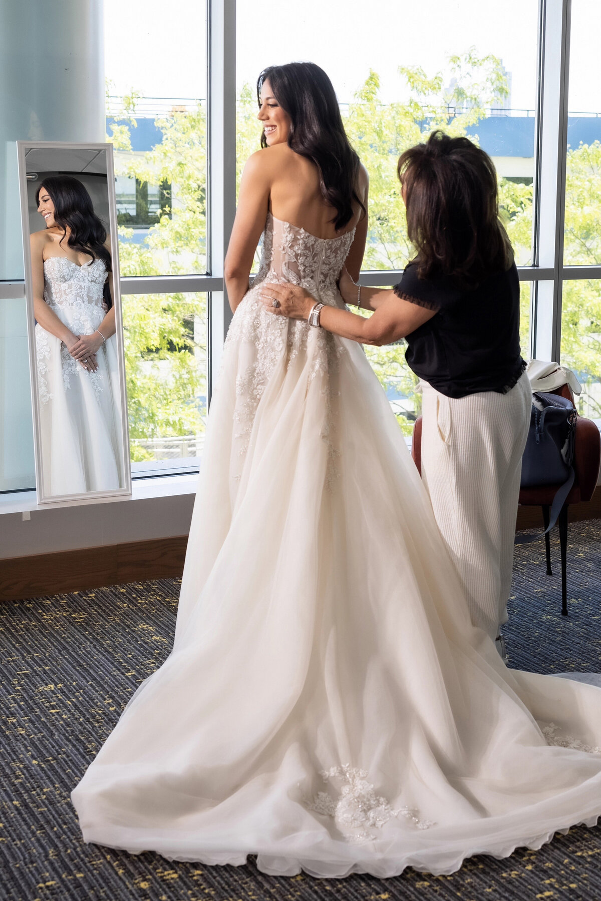 307_gettingready_Bob&DawnDavisPhotography