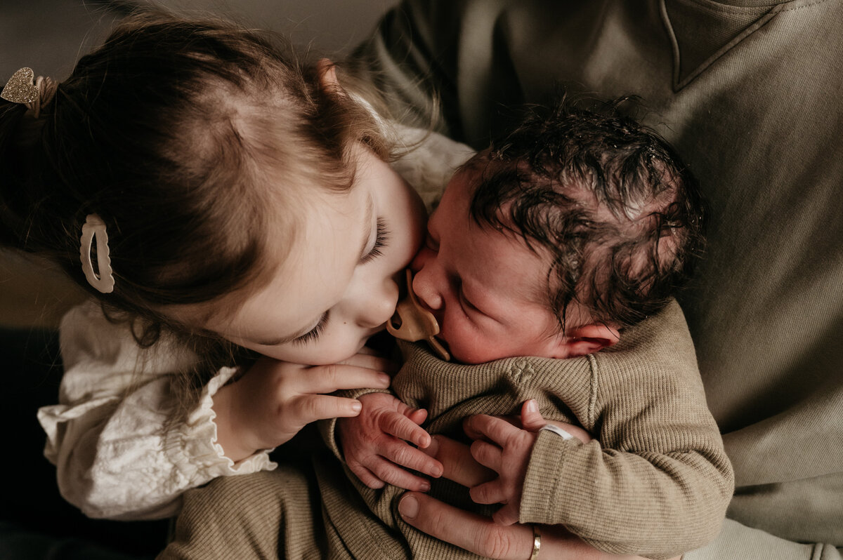 zus_ontmoet_broertje_gezinsmoment_fotografie_eindhoven_reportage