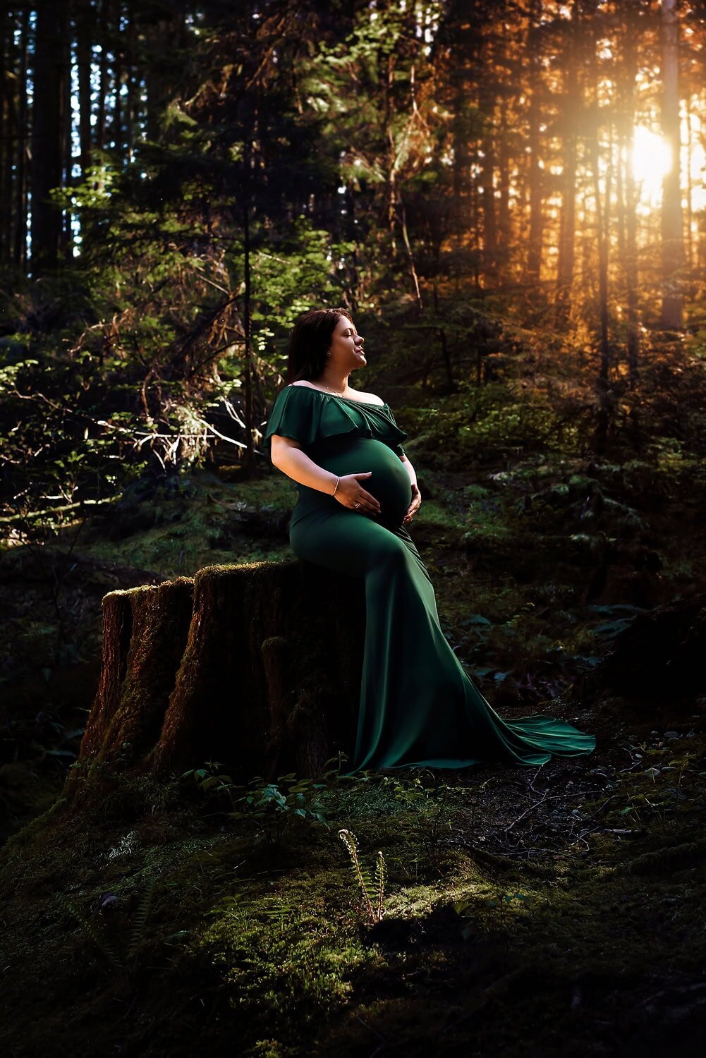 outdoor-maternity-photography_vancouver-fraser-valley_buntzen-lake-forest-tree-stump-green-dress
