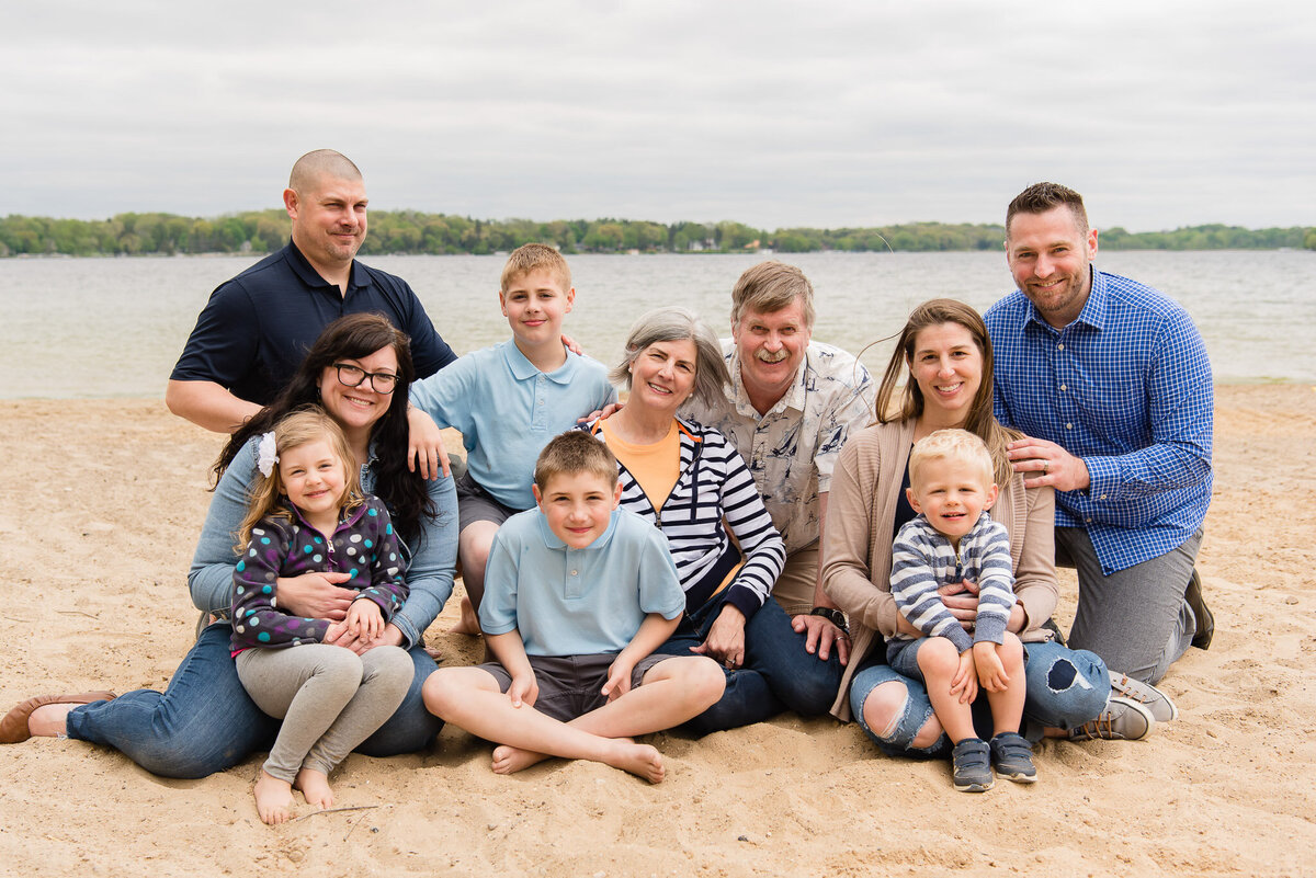 legacy-large group- portraits-family-session-aunts-uncles-cousins-photography-lake-ripley-wisconsin