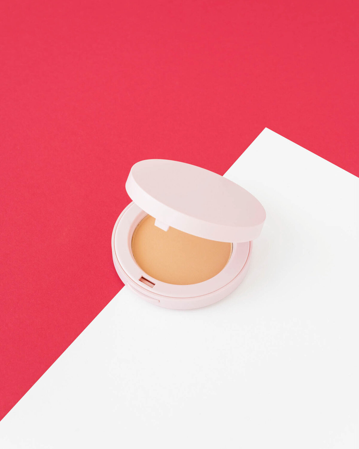 Landing_Beauty_Powder Fundation on red white-web
