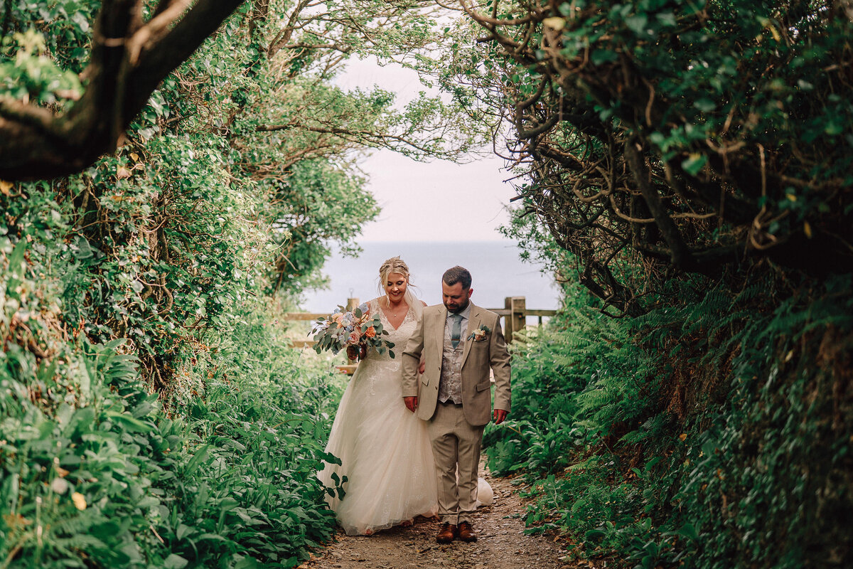 Anna-Sawle-Wedding-Flowers-In-Cornwall-Tredudwell-Manor23