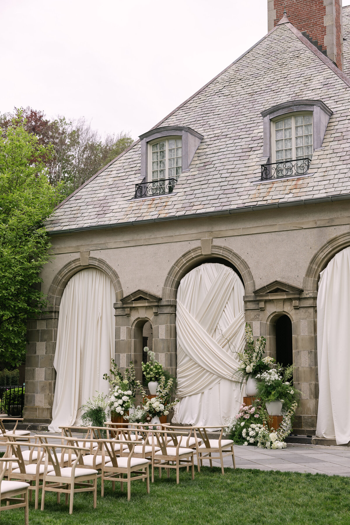 outdoor-wedding-ceremony--glen-manor-house-ri