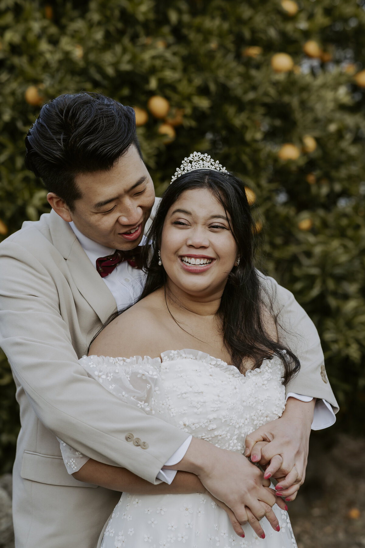 the groom back hugging the bride in tangerine farm in jeju island