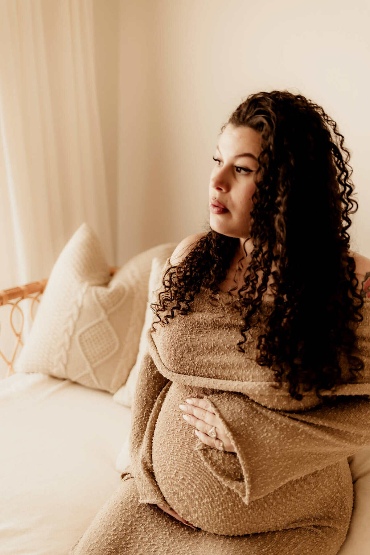 Woman with curly hair in third trimester.
