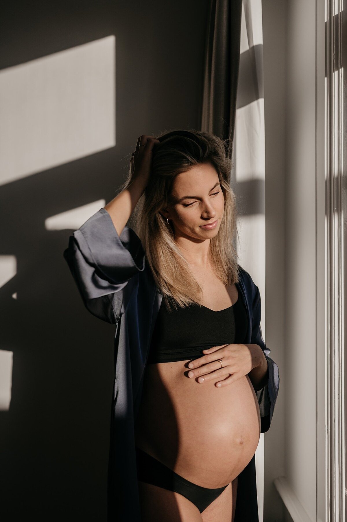 1-LouiseBoonstoppelFotografie_zwangerschapshoot_elegant_blote_buik