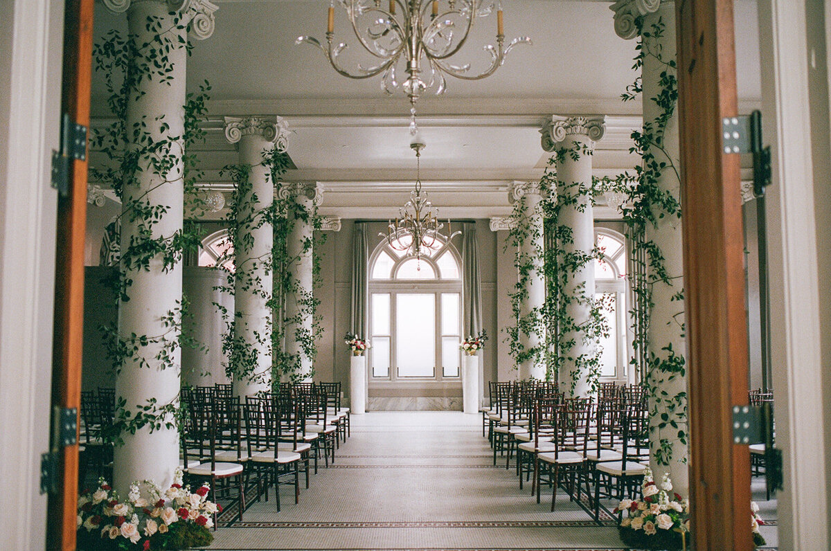 classic-colorful-wedding-flowers-georgian-hall-atlanta-florist-floral-installation_3 (3)