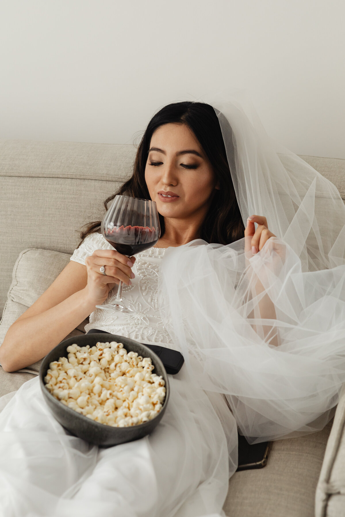 kaboompics_wedding-bride-popcorn-wine-watching-tv-29805