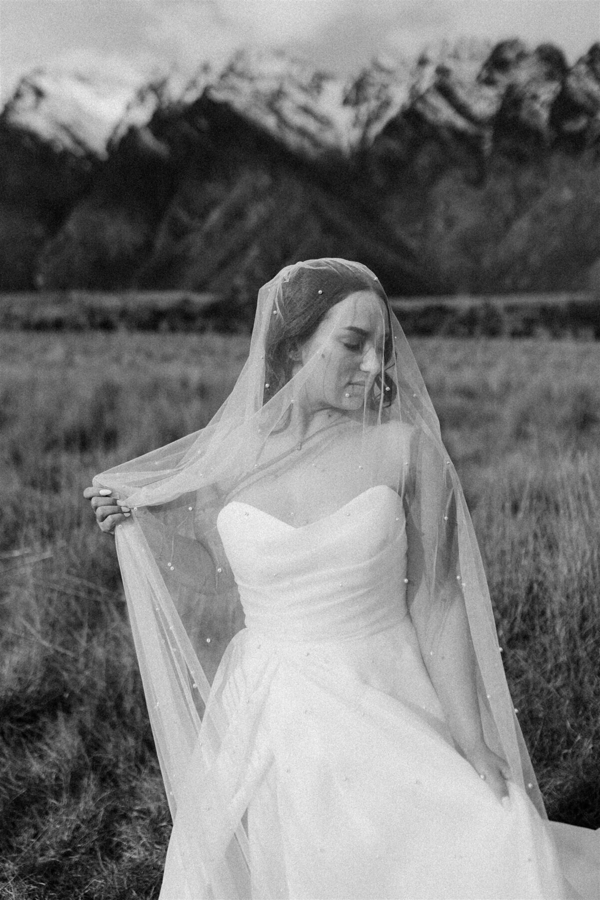blackandwhitemodernbridewithpearlveil