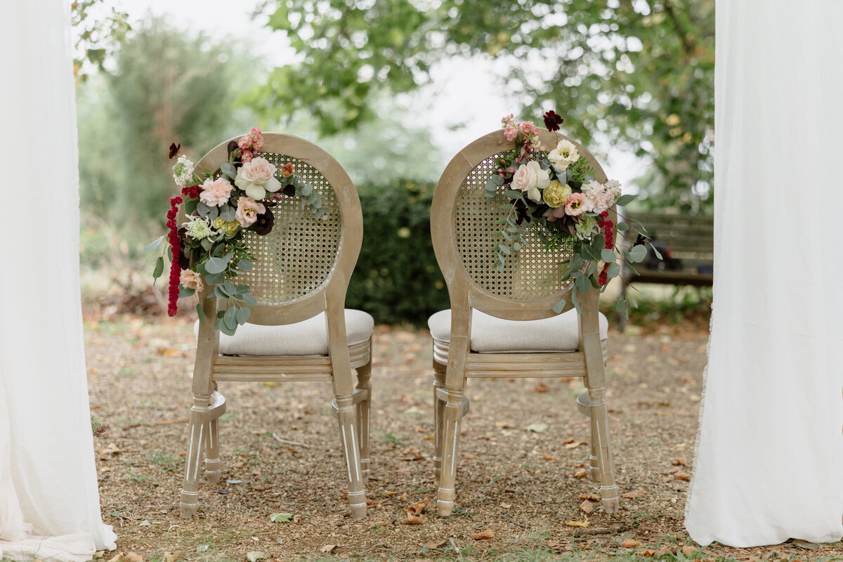decoration-florale-chaises-exterieures-ceremonie-mariage