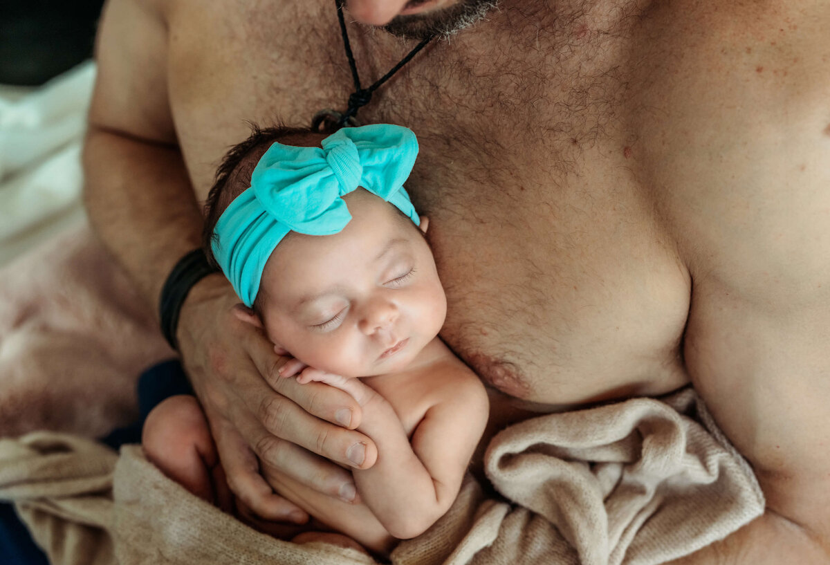 newborn-pose-with-dad