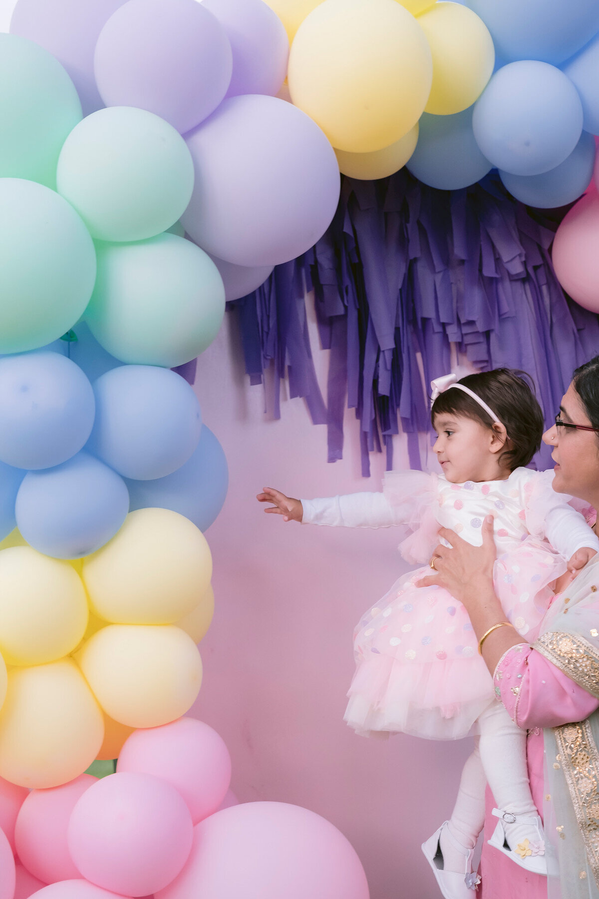 san-francisco-bay-area-first-birthday-photographer-baby-with-nanny-balloon-arch
