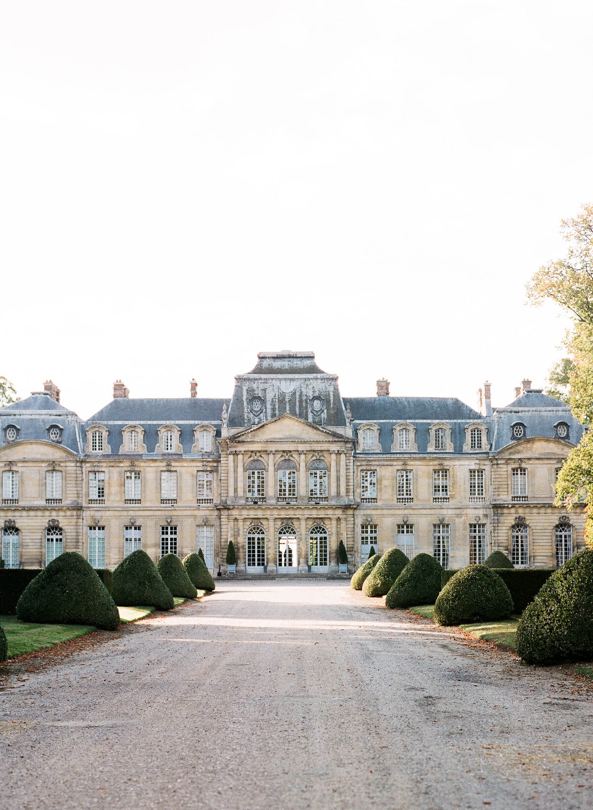 Alexandra-Vonk-wedding-chateau-de-champlatreux-France-3