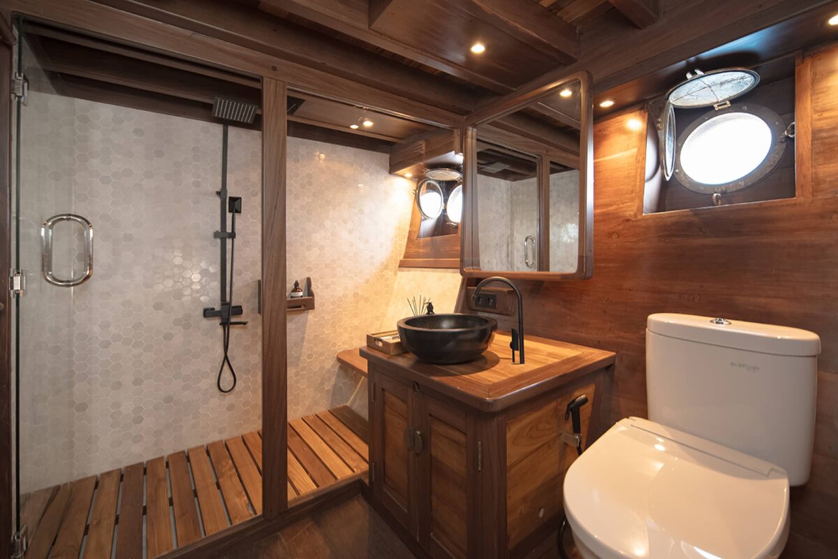 Sanya Luxury Yacht Charter Raja Ampat Bathroom 2