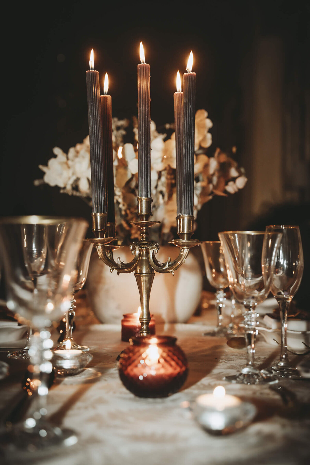 wedding-breakfast-table-candles-evening-chateau-destinee