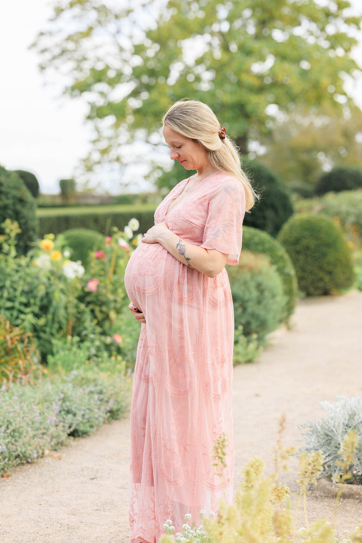 rose-garden-maternity-session-harkness-memorial-connecticut-19
