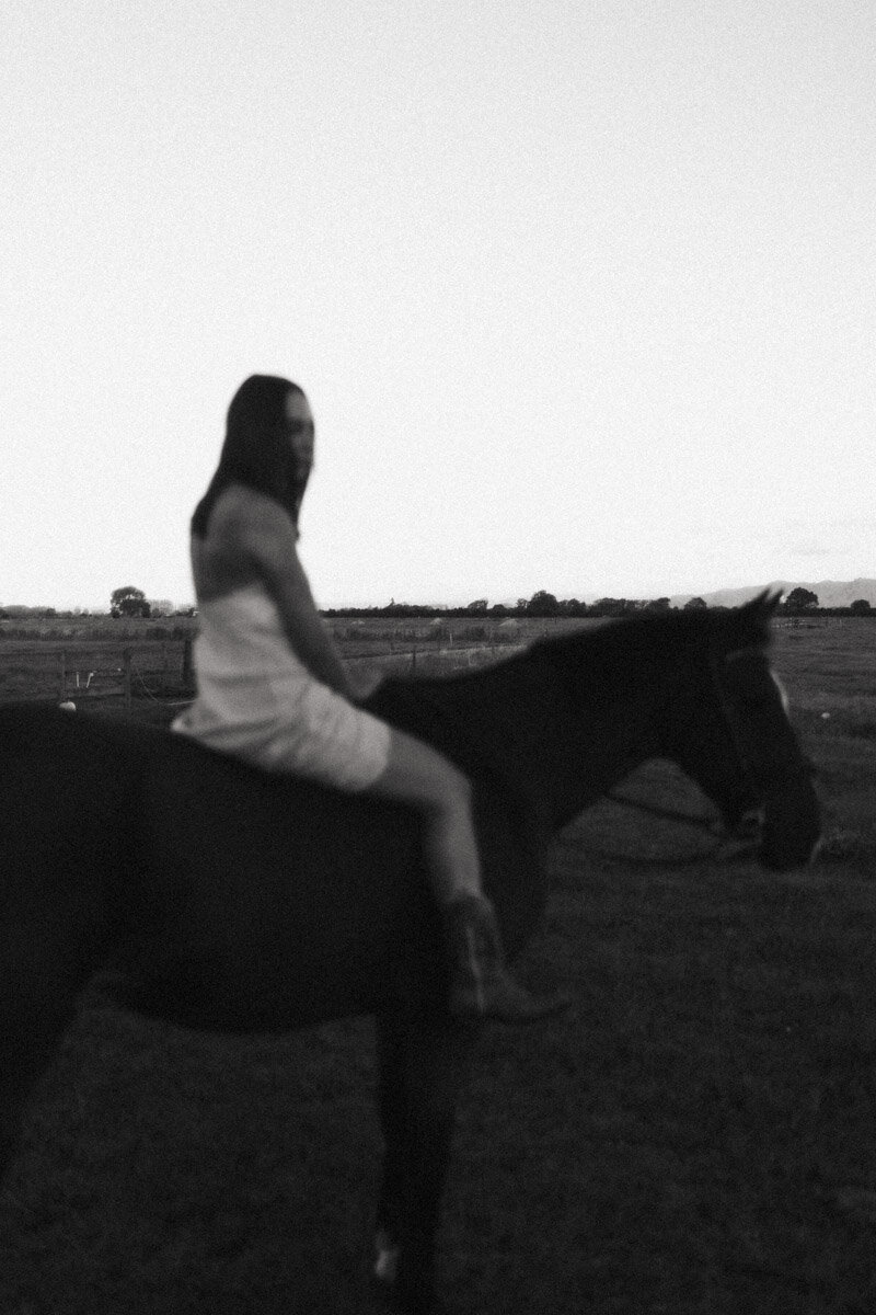 COWGIRL-HORSE-ENGAGEMENT-PORTRAIT-NEWZEALAND-EILISH-BURT-PHOTOGRAPHY-28