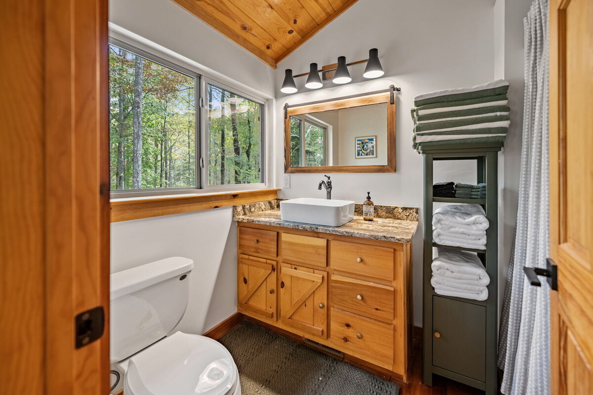 19Shady-Grove-Cabin-Blue-Ridge-GA_1338_Upstairs Bath 1