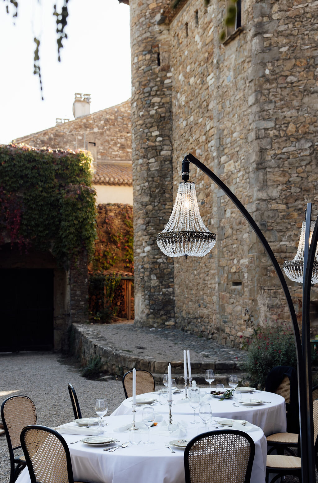 romantic-courtyard-wedding-with-hanging-chandeliers2