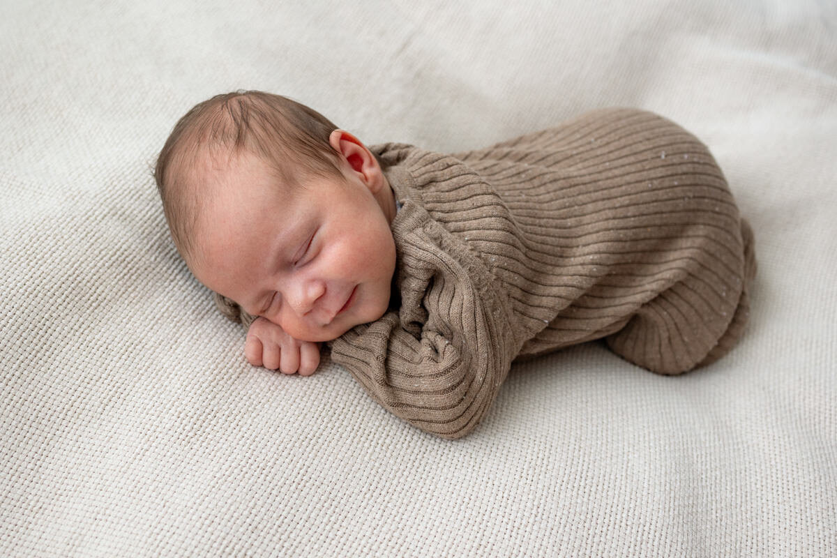 newborn fotoshoot baby op buik naturel