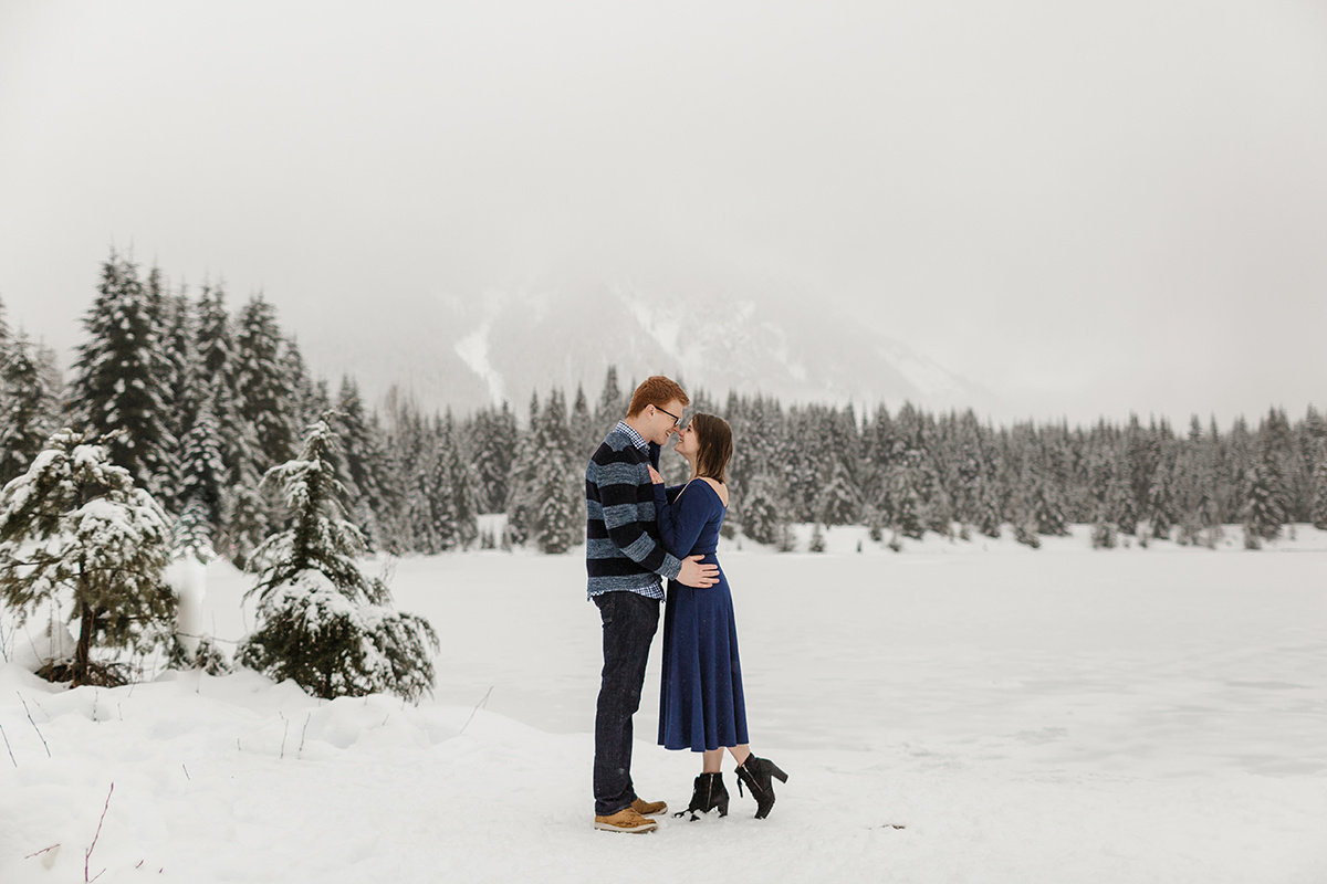 gold-creek-pond-engagement-megan-montalvo-photographyualmie-Engagement-Photos