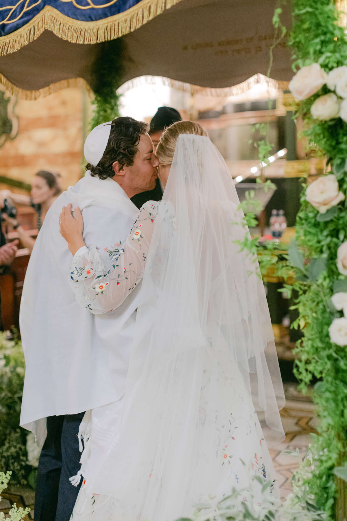 chloe-winstanley-weddings-jewish-ceremony-chuppah-bride-groom-kiss