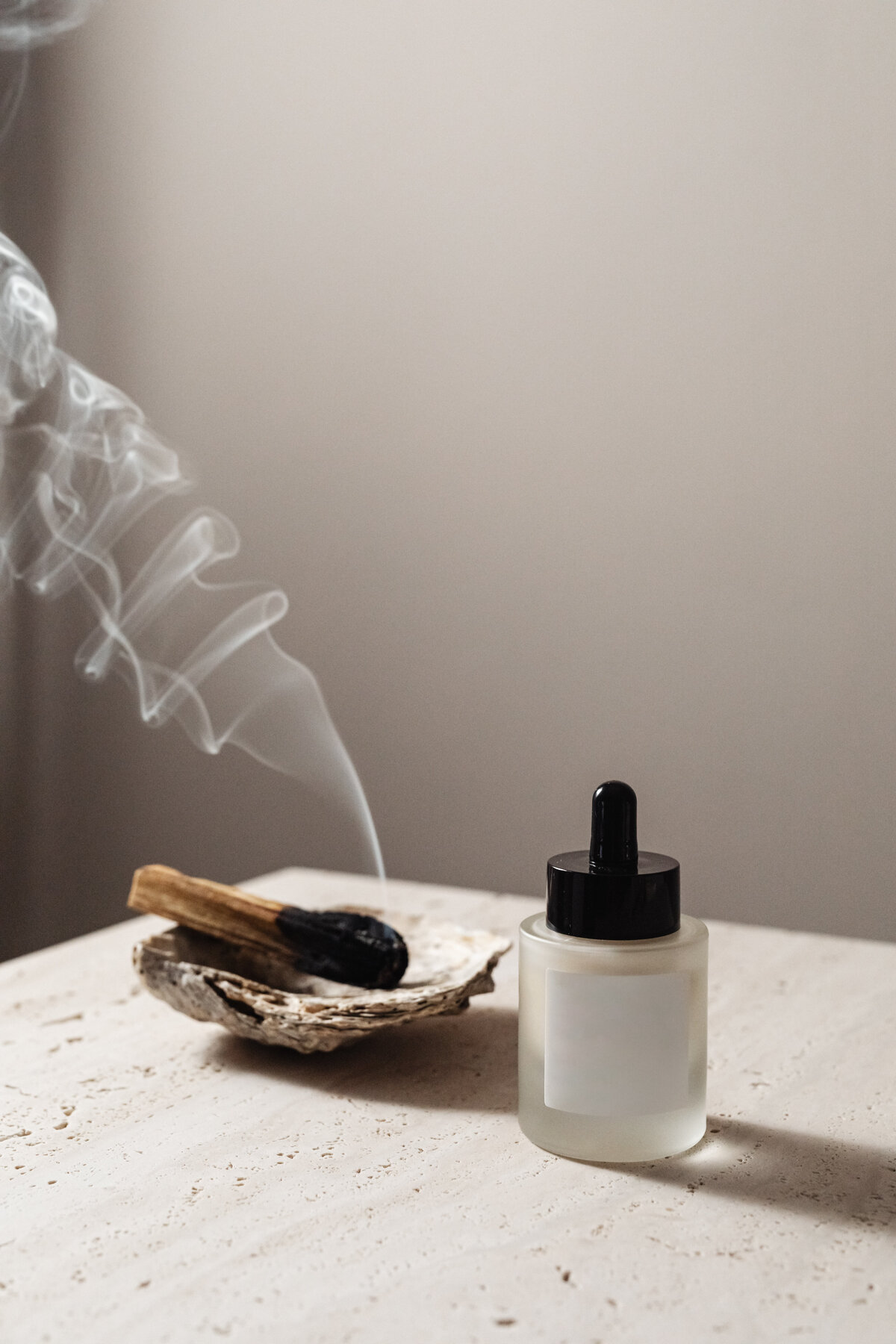 kaboompics_a-bottle-of-beauty-product-for-mockup-24928
