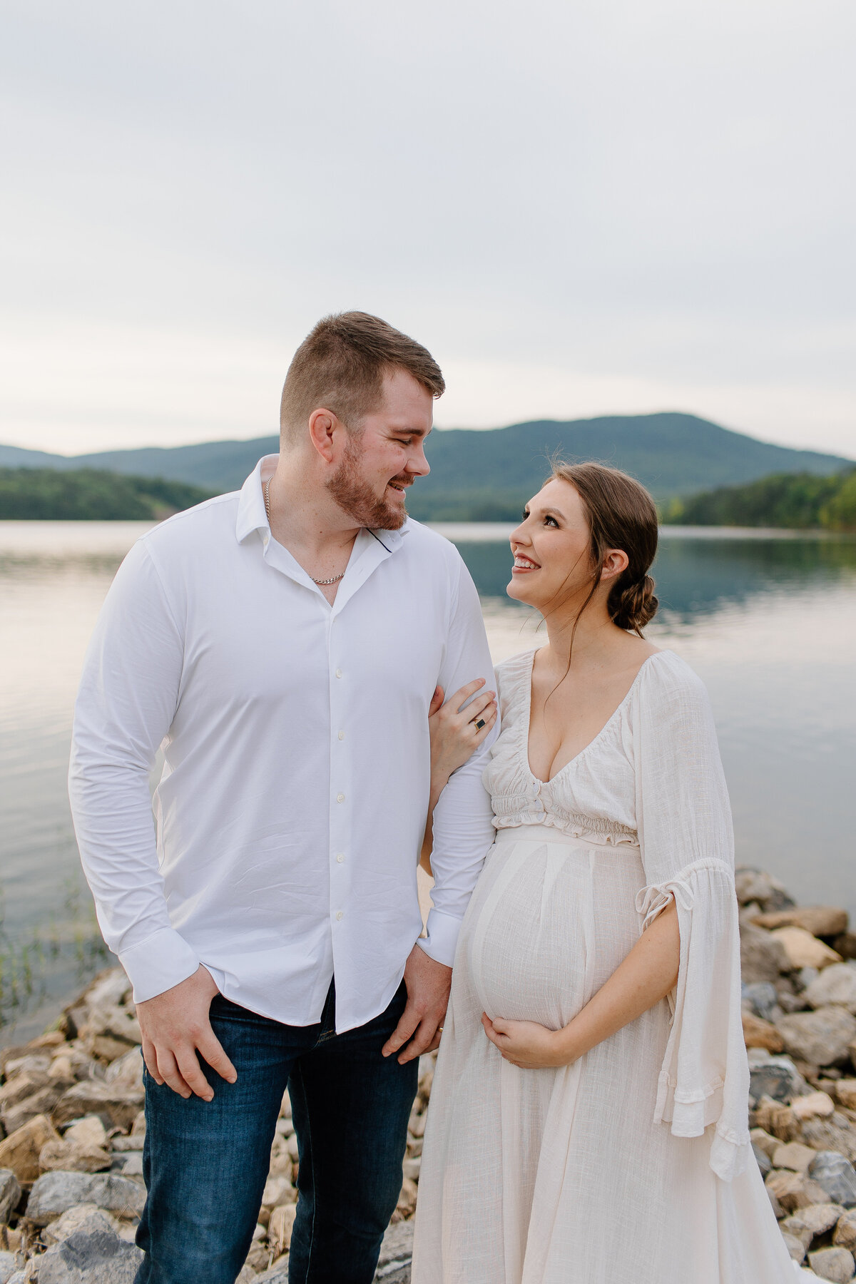 Documentary-Maternity-Session-at-Carvins-Cove-RJ-23