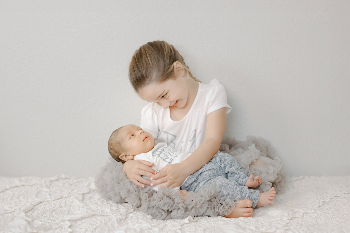 Big-Sister-and-Newborn